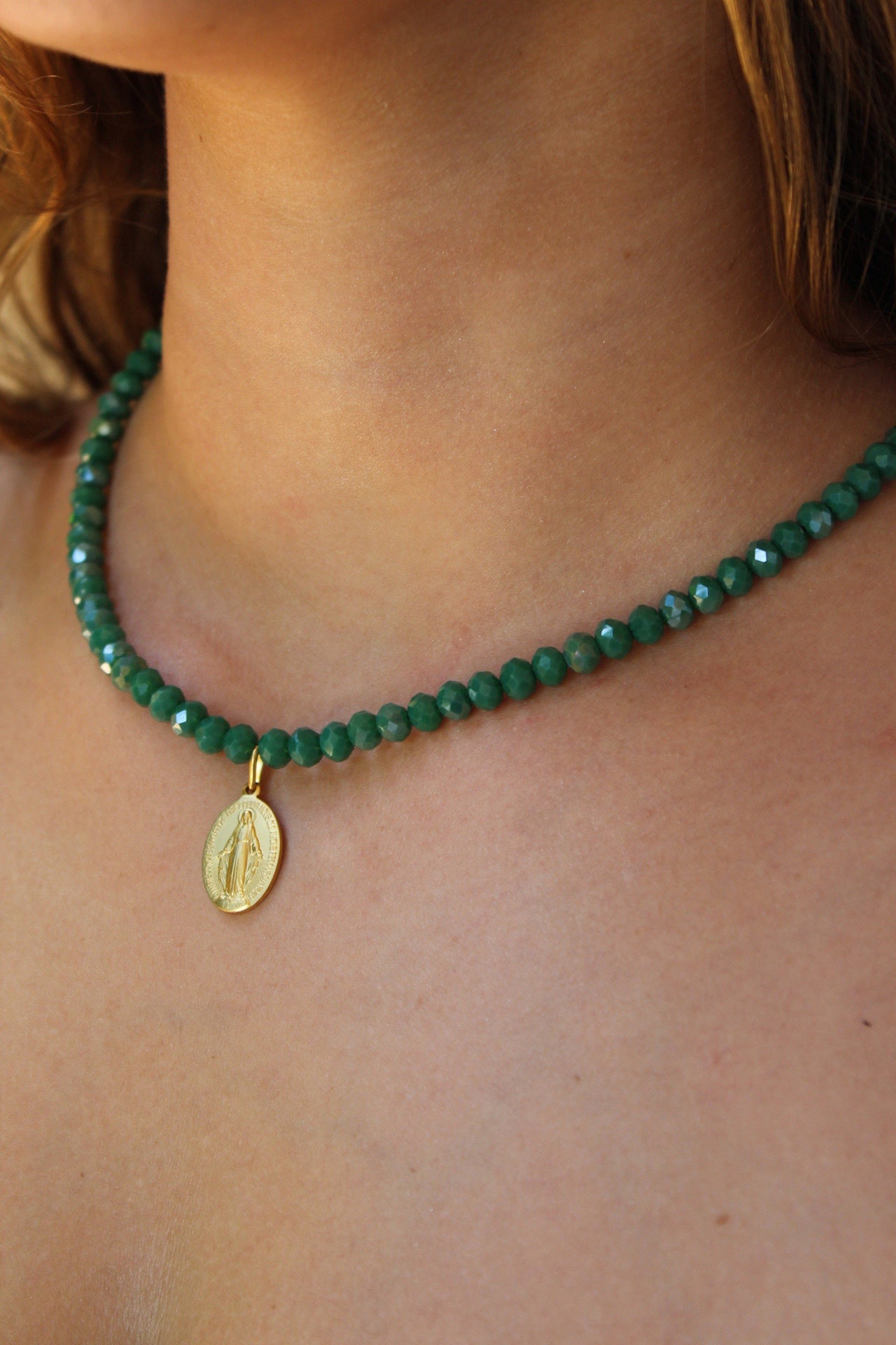 Collar Medalla Virgen Milagrosa Mediana Verde Mate