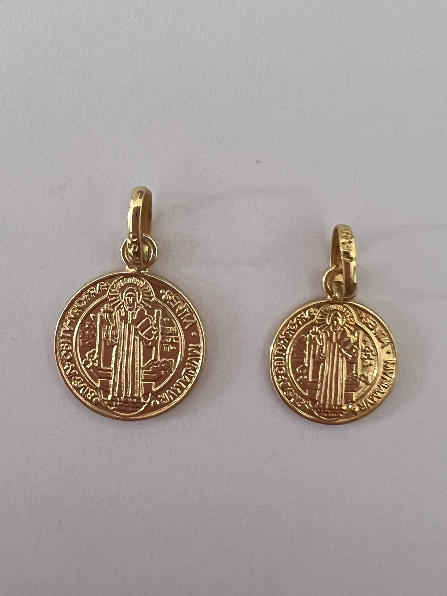 Dije San Benito (pequeño)